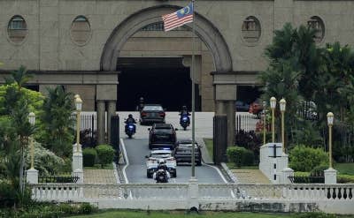 Kenderaan rasmi Perdana Menteri Datuk Seri Ismail Sabri Yaakob memasuki pekarangan Bangunan Perdana Putra. -Foto Bernama