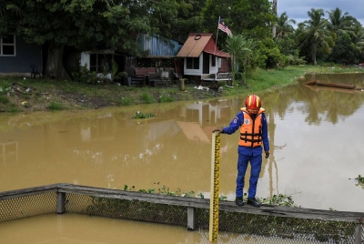 Anggota APM Kedah melakukan pemantauan di sekitar Sungai Anak Bukit. - Foto Bernama