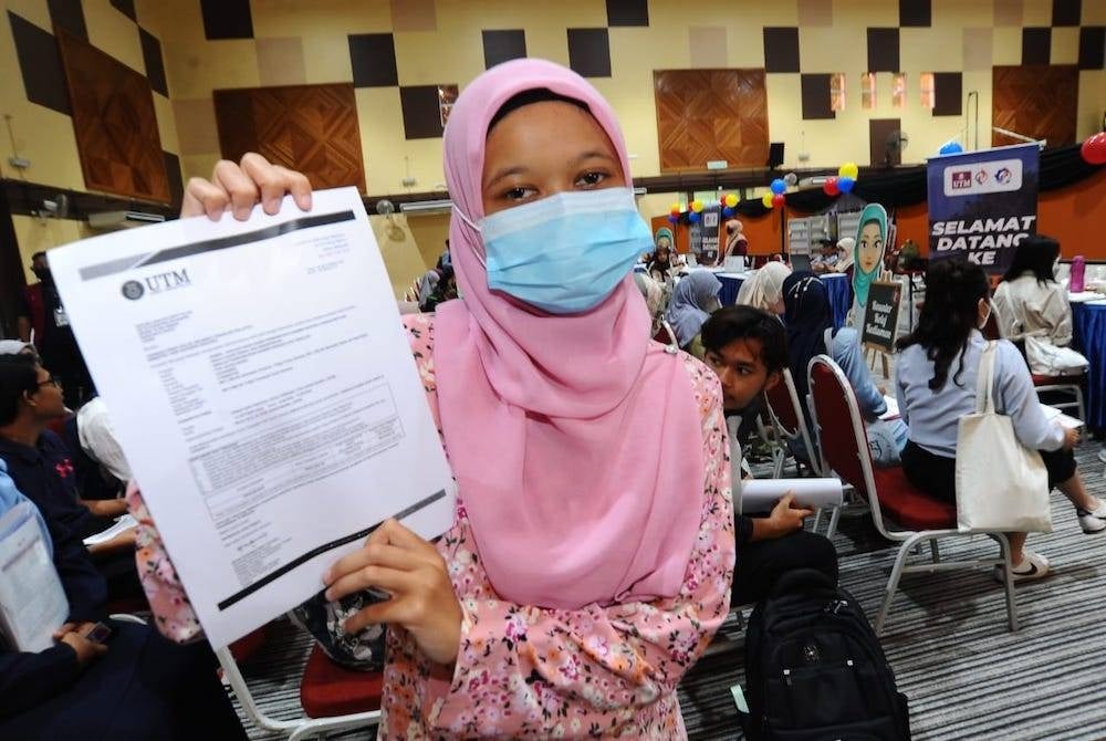 Nur Billahizzah menunjukkan tawaran kemasukan ke UTM dan mengakui teruja dapat menyambung pelajaran di UTM, Skudai, Johor Bahru pada Isnin.