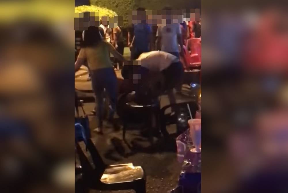 Tangkap layar sebuah video tular memaparkan pergaduhan sekumpulan individu di sebuah pasar malam di Lahad Datu pada Sabtu.