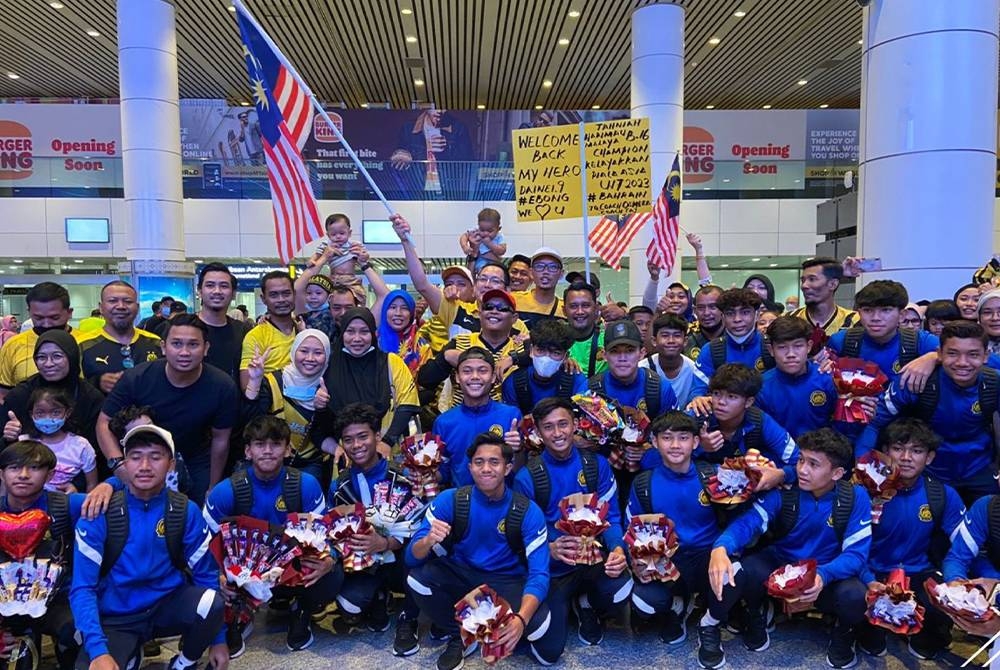 Skuad B-16 tiba dari Indonesia di KLIA, malam Isnin.