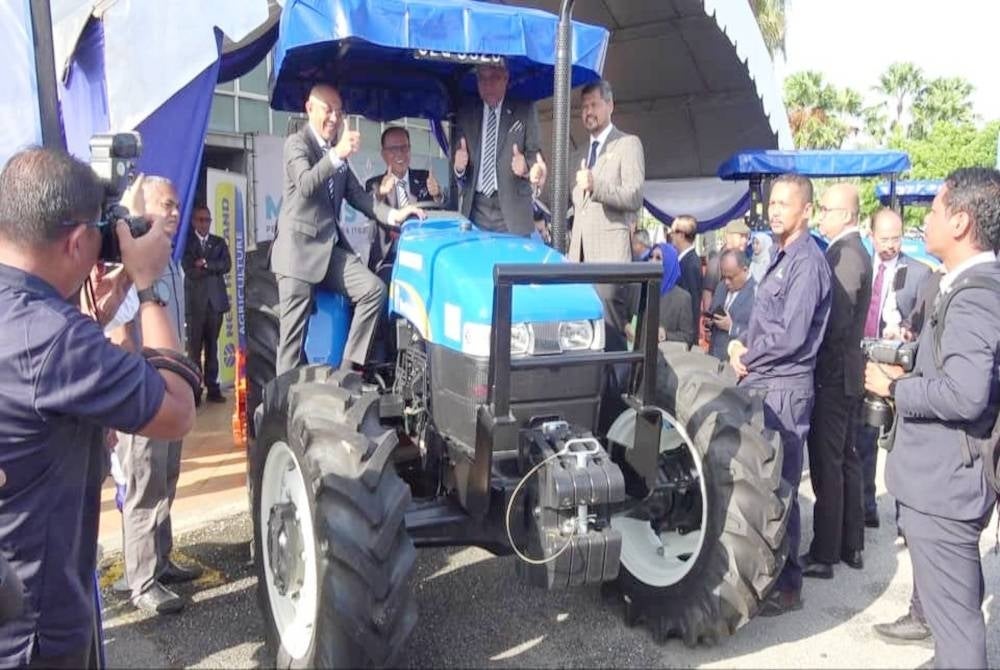 Wan Rosdy menyempurnakan Majlis Penyerahaan Jentera (Traktor) di Wisma Sri Pahang, Kuantan pada Selasa.