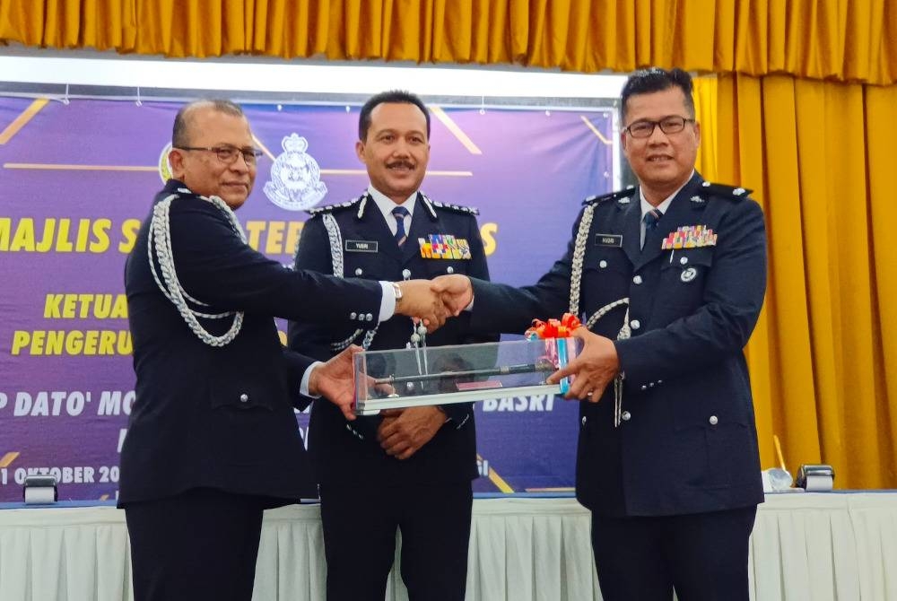 Mohd Yusri (tengah) menyaksikan serah tongkat kuasa jawatan Ketua Polis Daerah Kerian antara Mazuki (kiri) dan Hudri di IPD Kerian pada Selasa.