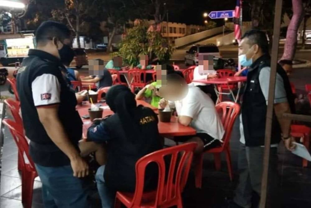 Penguatkuasa daripada pelbagai agensi melakukan Ops PPKHT 2004 di 573 premis seluruh Selangor.