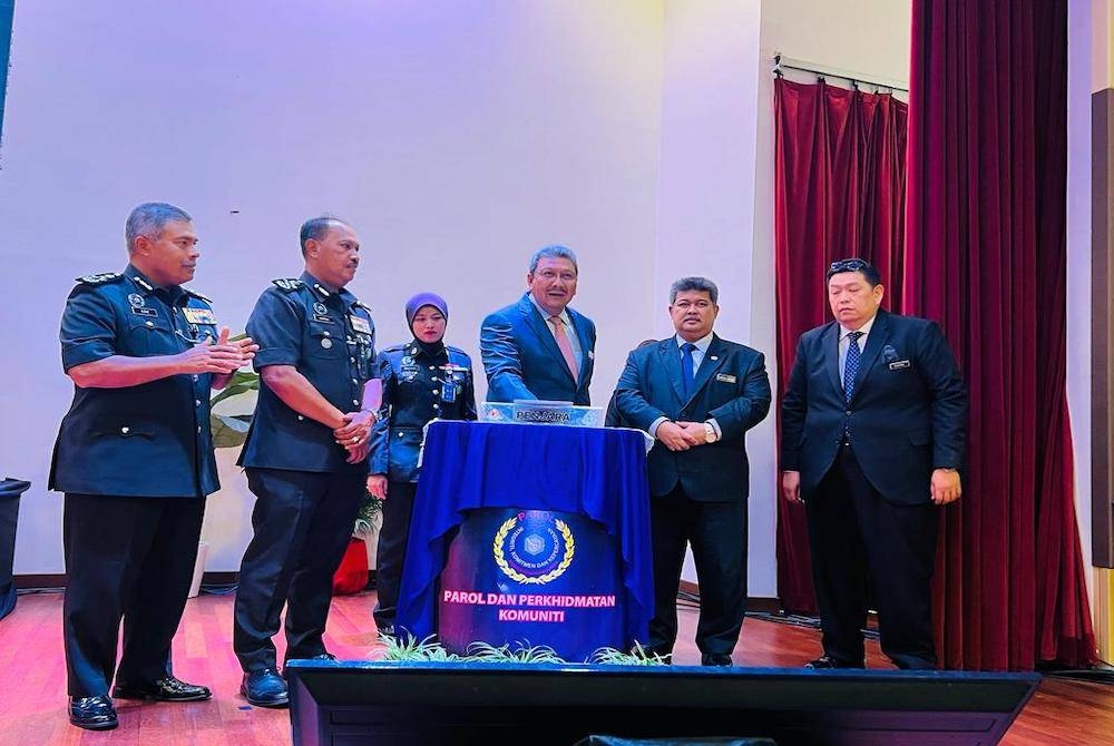 Wan Ahmad Dahlan (tiga dari kanan) merasmikan majlis pelancaran Akta Kehadiran Wajib Pesalah-Pesalah (Pindaan) 2022 (Akta A1660) di Ibu Pejabat Penjara Malaysia pada Selasa.