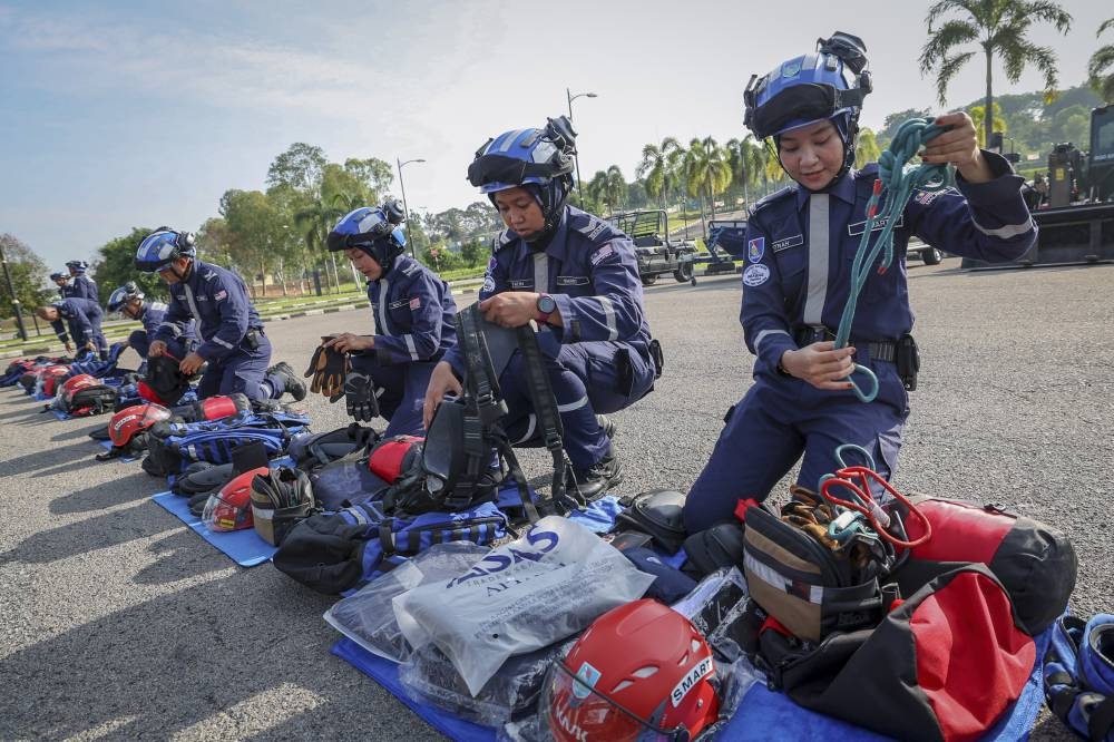 Anggota Penyelamat Pasukan Mencari dan Menyelamat Khas Malaysia (SMART) Koperal Udara TUDM Nur Fitrah Amirah Suhaidi, 25, (kanan) bersama dua lagi anggota wanita melakukan pemeriksaan pada barang keperluan menyelamat di Markas SMART, Pulau Meranti hari ini.
Buat julung kalinya SMART, seramai 122 anggota termasuk tiga anggota wanita akan terbabit dalam operasi menyelamat ketika musim Monsun Timur Laut.