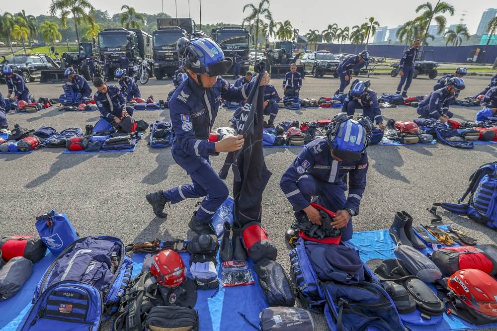 Anggota Penyelamat Pasukan Mencari dan Menyelamat Khas Malaysia (SMART) melakukan pemeriksaan barang keperluan menyelamat semasa di Markas SMART, Pulau Meranti hari ini.
Buat julung kalinya SMART, seramai 122 anggota termasuk tiga anggota wanita akan terbabit dalam operasi menyelamat ketika musim Monsun Timur Laut.
