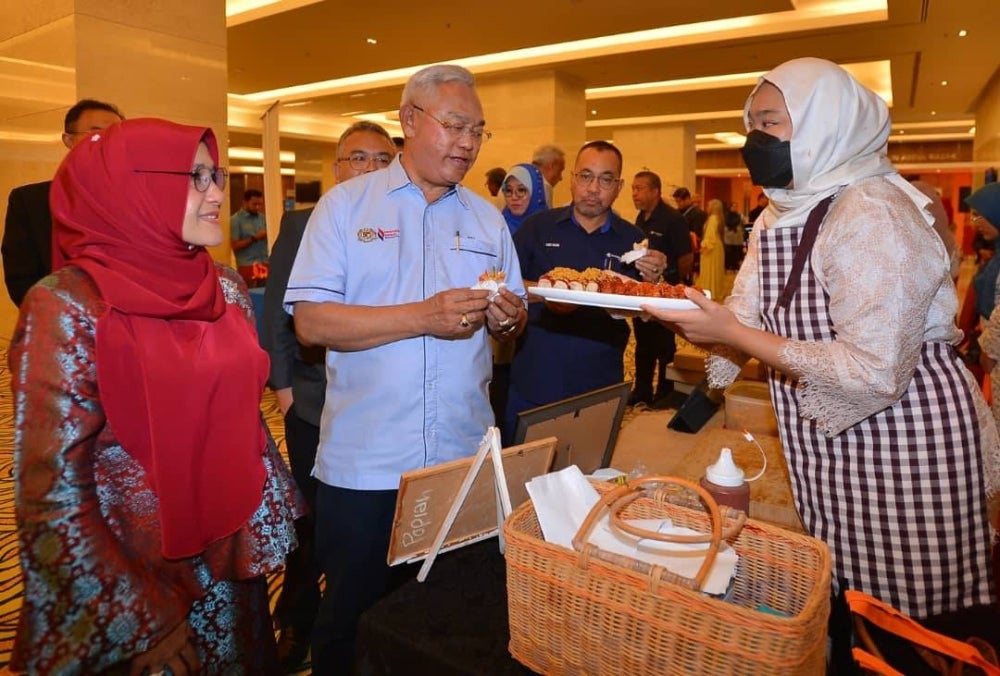 Usahawan yang berpotensi akan dilatih bagi meningkatkan hasil jualan seterusnya menambah jumlah pendapatan sedia ada.
