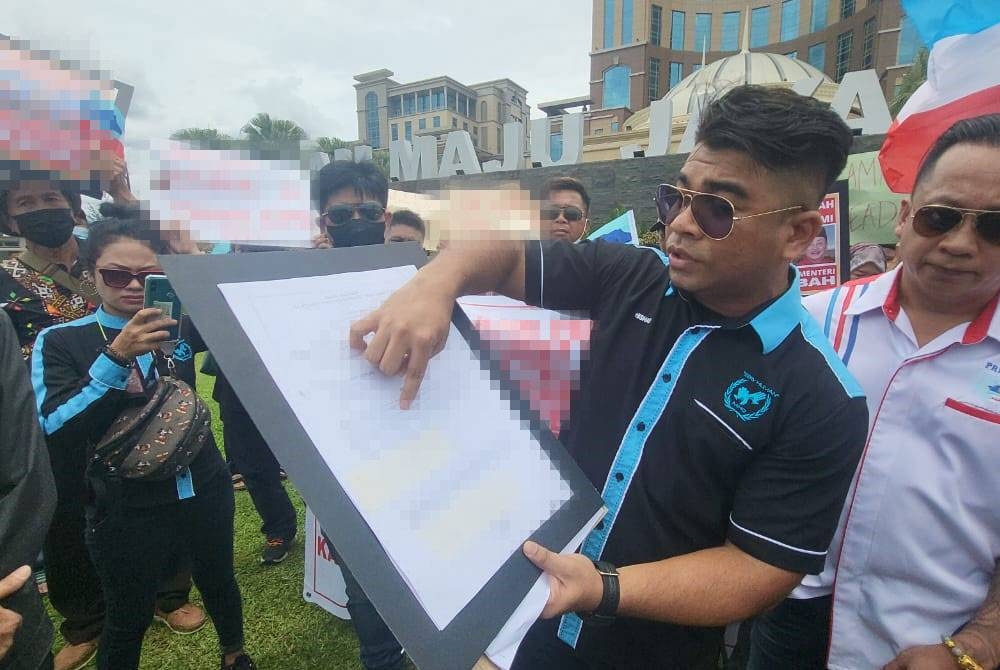 Hishamuddin menunjukkan dokumen yang perlu pihak SPRM siasat berhubung pemilikan tanah berkenaan.