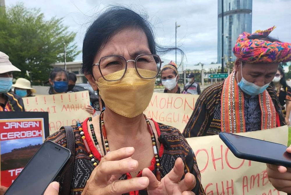 Hollynah ketika ditemui pemberita di hadapan bangunan Menara Kinabalu.