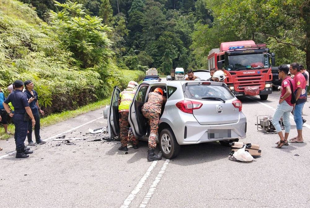 Anggota bomba menjalankan operasi menyelamat mangsa yang terbabit dalam nahas yang mengorbankan dua beranak di Jalan Simpang Pulai-Cameron Highlands. - Foto ihsan bomba