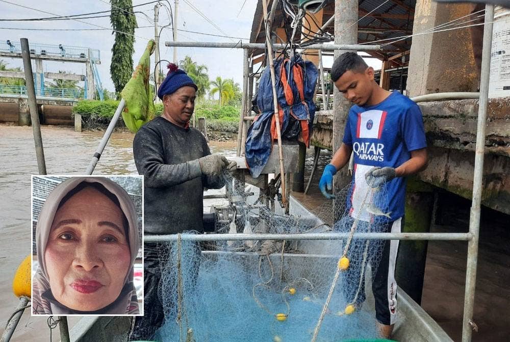 Tahir (kiri) dan Fazil mengasingkan ikan kembung yang ditangkap di Pelantar Pasar Kubang Rotah, Alor Setar pada Selasa. Gambar kecil: Azizah