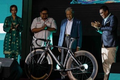 Dr Mahathir Mohamad (tengah) melakukan gimik pada Majlis Perkenalan Pasukan LTdL 2022 malam ini. Hadir sama Ahmad Faizal. -Foto Bernama