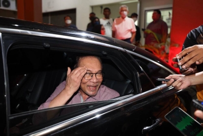 Anwar bergerak keluar dari Ibu Pejabat PKR, Petaling Jaya selepas menghadiri mesyuarat khas parti susulan pembubaran Parlimen hari ini. - Foto Bernama