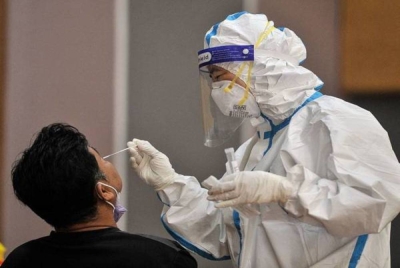 KKM rekodkan 1,241 kes baharu Covid-19 pada Isnin menjadikan jumlah kumulatif kes adalah sebanyak 4,856,217. - Foto Bernama