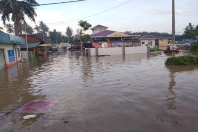Pasar Awam Tanjong Karang mengalami limpahan air berikutan kejadian ban pecah pada Selasa.