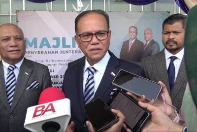 Wan Rosdy memaklumkan belum mendapat tarikh untuk menghadap Tengku Hassanal ketika mengadakan sidang akhbar di Wisma Sri Pahang di sini pada Selasa.