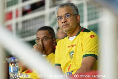 Mohd Daud (kanan) bersama Presiden KFA, Datuk Seri Muhammad Sanusi Md Nor. - Foto KFA FC