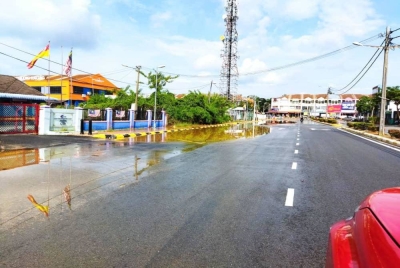 Keadaan salah satu lokasi yang dinaiki air di Tanjong Karang semakin surut, pada Selasa.