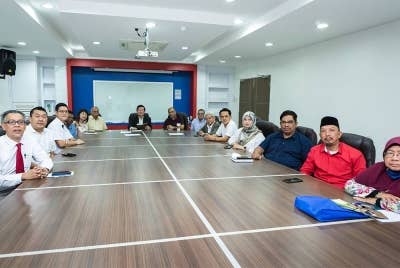 Kon Yeow (tengah) mempengerusikan mesyuarat Majlis Pimpinan Pakatan Harapan Pulau Pinang di Wisma DAP, pada Selasa.