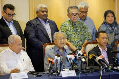 Dr Mahathir (duduk, tengah) bercakap ketika sidang media GTA mengenai Pilihan Raya Umum ke-15 (PRU15) hari ini. - Foto Bernama