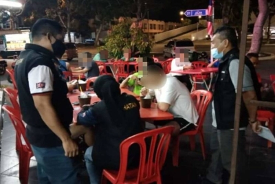 Penguatkuasa daripada pelbagai agensi melakukan Ops PPKHT 2004 di 573 premis seluruh Selangor.