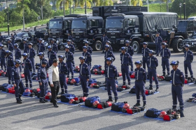 Timbalan Ketua Pengarah (Bahagian Pelaksanaan Operasi) Agensi Pengurusan Bencana Negara (NADMA) Meor Ismail Meor Akim melakukan pemeriksaan anggota pasukan elit negara, Pasukan Mencari dan Menyelamat Khas Malaysia (SMART) dan aset bagi menghadapi Monsun Timur Laut semasa di Markas SMART, NADMA Malaysia hari ini. 
