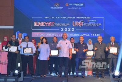 Menteri Pembangunan Usahawan dan Koperasi, Tan Sri Noh Omar (dua dari kiri) ketika pelancaran RAKYATpreneur dan Bank Rakyat UNIpreneur bagi tahun 2022 di Menara Kembar Bank Rakyat pada Selasa. Foto SINAR HARIAN / MOHD HALIM ABDUL WAHID.