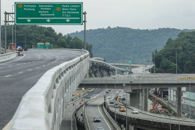 Keadaan di sekitar lebuh raya bertingkat Damansara-Shah Alam (DASH) sebelum dibuka kepada orang ramai dalam masa terdekat. - Foto Bernama