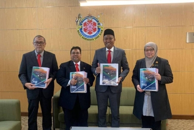 Mohd Rashidi (dua dari kanan) ditemui selepas pembentangan Bajet 2023 yang bertemakan Shah Alam Lestari dan Tahan Uji di Wisma MBSA di sini pada Selasa.