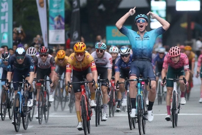 Syritsa meraikan kemenangan selepas melepasi garisan penamat perlumbaan Peringkat 1 LTdL 2022 sejauh 157.3 kilometer dari Kuala Pilah, Negeri Sembilan ke Kuala Lumpur pada Selasa. Foto: Le Tour de Langkawi