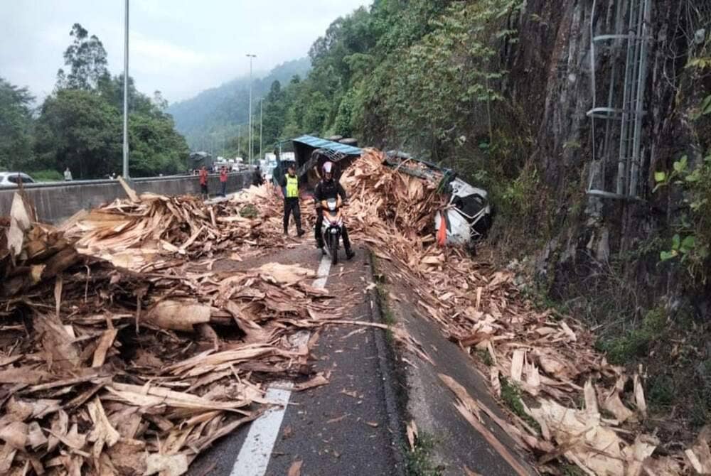 Semua laluan menghala ke Kuala Lumpur terhalang selepas sebuah lori bermuatan sisa kayu terbabas berhampiran Terowong Menora di Ipoh. Foto: Ihsan pembaca