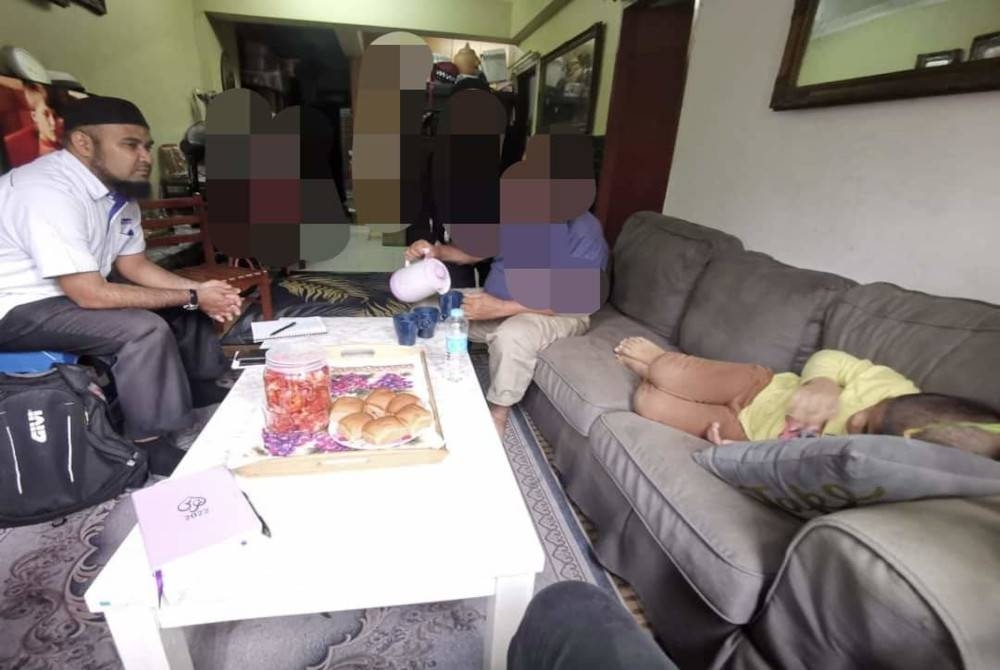 Skuad SSU menziarah kanak-kanak yang dijaga jirannya di Gombak pada Selasa.