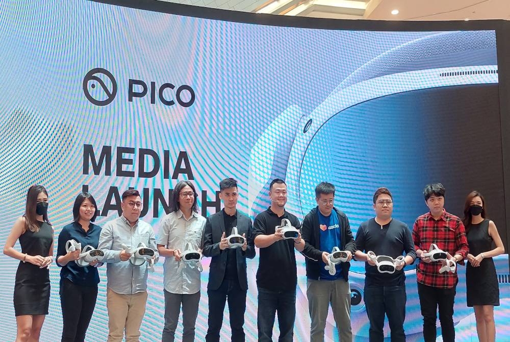 Allen (lima dari kanan) bersama wakil pengedar menunjukkan PICO 4 ketika majlis pelancarannya di Petaling Jaya pada Rabu.