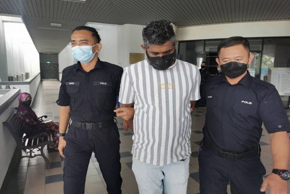 Jagan (dua dari kiri) ketika dibawa keluar dari Mahkamah Majistret di Melaka pada Rabu.