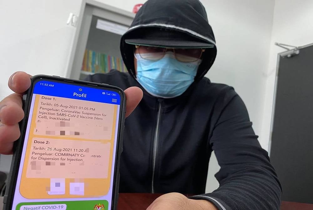 Seorang pekerja bank menfailkan saman berjumlah RM20 juta terhadap kerajaan di Mahkamah Tinggi Kota Bharu pada Rabu selepas mendakwa menerima vaksin berlainan semasa pengambilan dos kedua pada Ogos tahun lalu.