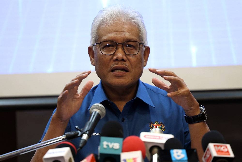 Menteri Dalam Negeri Datuk Seri Hamzah Zainudin ketika sidang media khas berkaitan Op Banjir di Bukit Aman pada Rabu.