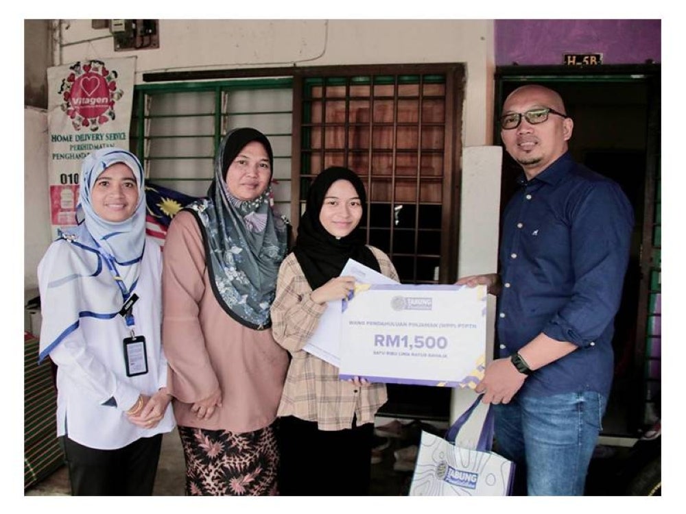 Pengerusi PTPTN, Dr Apli Yusoff (kanan) bersama Pengurus Besar Negeri, Pejabat PTPTN Negeri Terenggan, Azizah Nasik (kiri) menyampaikan surat tawaran Wang Pendahuluan Pinjaman (WPP) kepada pelajar di Kuala Nerus, Terengganu pada 2 Oktober lalu.