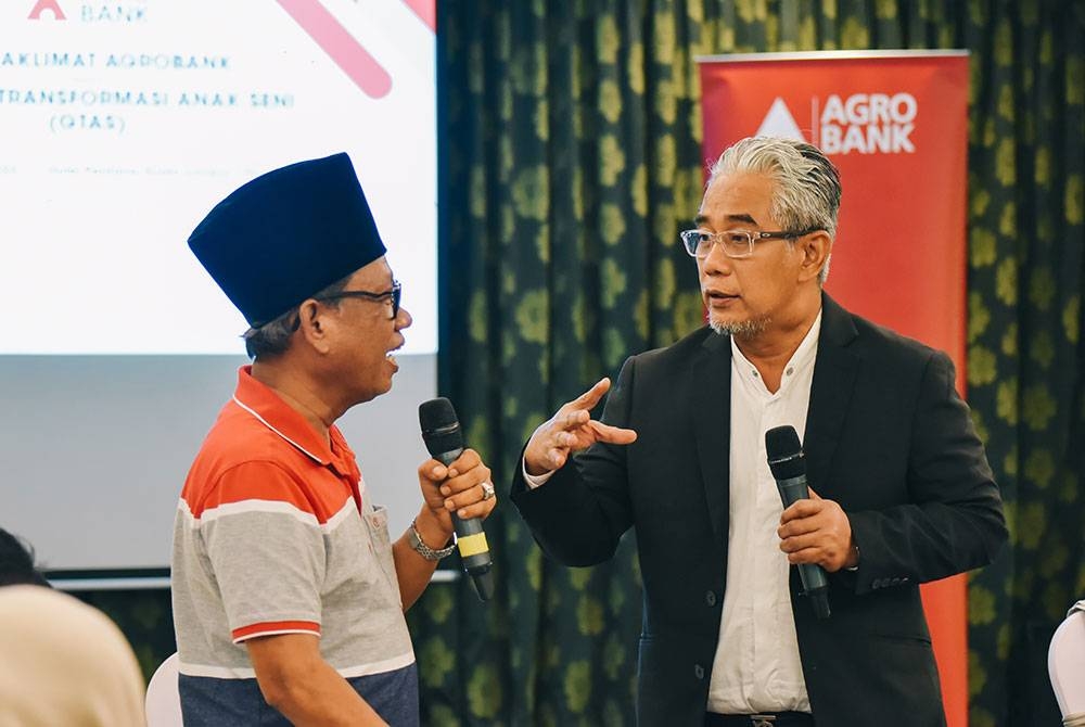 Abon (kiri) bersama Tengku Ahmad bertukar pandangan pada sesi taklimat Agrobank bersama penggiat seni yang diadakan di Kuala Lumpur pada Selasa.