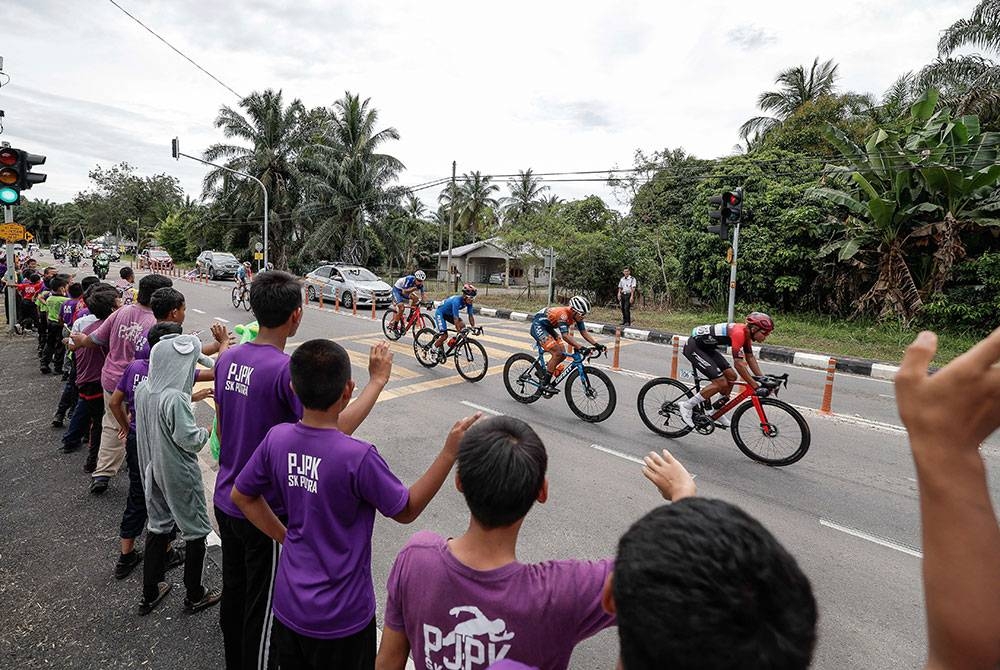 Aksi pelumba ketika berada dalam kelompok peloton hadapan sempena perlumbaan Le Tour de Langkawi (LTdL) Malaysia 2022 peringkat kedua sejauh 178.9 kilometer dari Kuala Klawang Negeri Sembilan ke Raub Pahang hari ini.