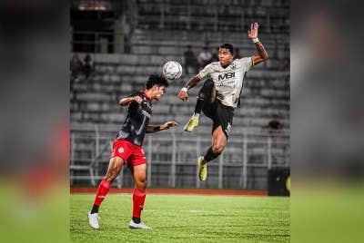 Antara aksi menarik Selangor menentang Sarawak United dalam aksi Liga Super di Stadium Negeri pada Selasa. - Foto Selangor FC