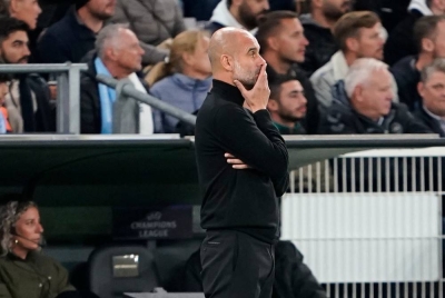Reaksi Guardiola ketika melihat hanya 10 pemainnya beraksi ketika menentang Copenhagen dalam saingan Liga Juara-Juara pada Rabu. - Foto EPA