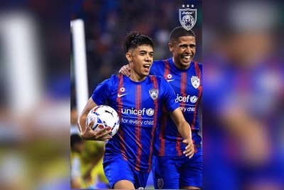 Syafiq (kiri), mahu berikan fokus bersama JDT hingga ke penghujung musim. - Foto FB Johor Southern Tigers