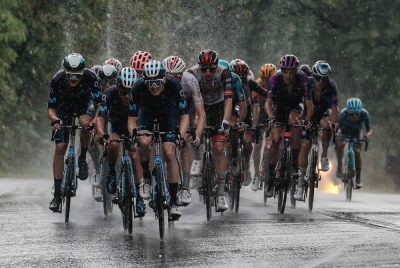 Aksi pelumba melakukan pecutan ketika berada dalam kelompok peloton sempena perlumbaan Le Tour de Langkawi (LTdL) Malaysia 2022 peringkat pertama sejauh 157.3 kilometer dari Kuala Pilah, Negeri Sembilan ke Kuala Lumpur pada Selasa. - Foto Bernama