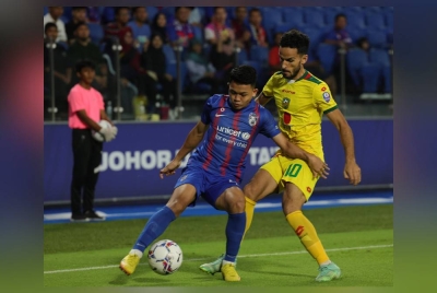 Pemain JDT, Arif Aiman cuba melepasi kawalan pemain KDA FC Mohmoud Nayef Ahmad Almardi pada aksi Liga Super di Stadium Sultan Ibrahim, pada Selasa. - Foto Bernama