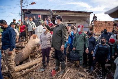 Presiden Venezuela, Nicolas Maduro (tengah) melawat kawasan terjejas semasa pembersihan dan pencarian mayat di Tejerias, Venezuela pada Isnin lalu.