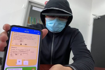 Seorang pekerja bank menfailkan saman berjumlah RM20 juta terhadap kerajaan di Mahkamah Tinggi Kota Bharu pada Rabu selepas mendakwa menerima vaksin berlainan semasa pengambilan dos kedua pada Ogos tahun lalu.