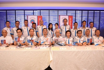 KK Chai Kee Kan (duduk, empat dari kiri) bersama barisan ahli jawatankuasa KLCAH ketika sidang media Majlis Makan Malam kutipan Dana Bangunan KLCAH 2022 di Golden Sun Restoran, Sungai Besi. FOTO: SINAR HARIAN / RAFEQ REDZUAN
