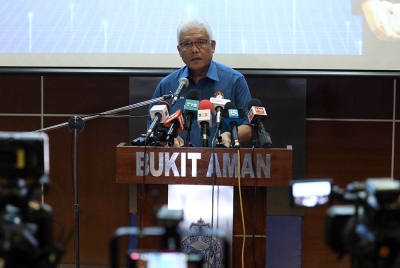 Menteri Dalam Negeri Datuk Seri Hamzah Zainudin ketika sidang media khas berkaitan Op Banjir di Bukit Aman hari ini. - Foto Bernama