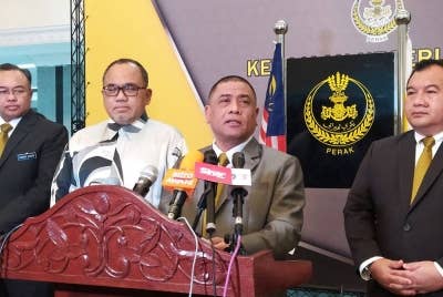 Saarani (dua dari kanan) ketika sidang akhbar di Bangunan Perak Darul Ridzuan di sini pada Rabu.